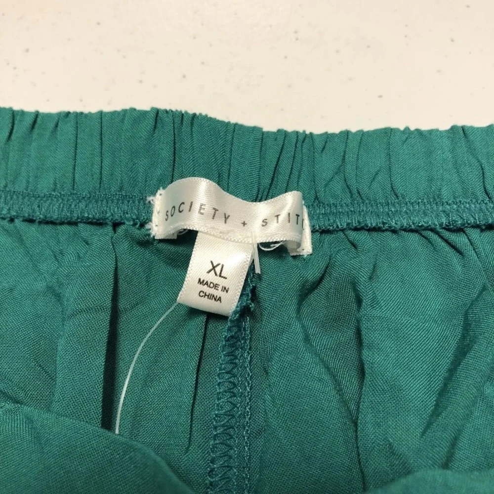 NWT SOCIETY + STITCH Women’s Emerald Green Solid Woven Shorts (see Descriptions)